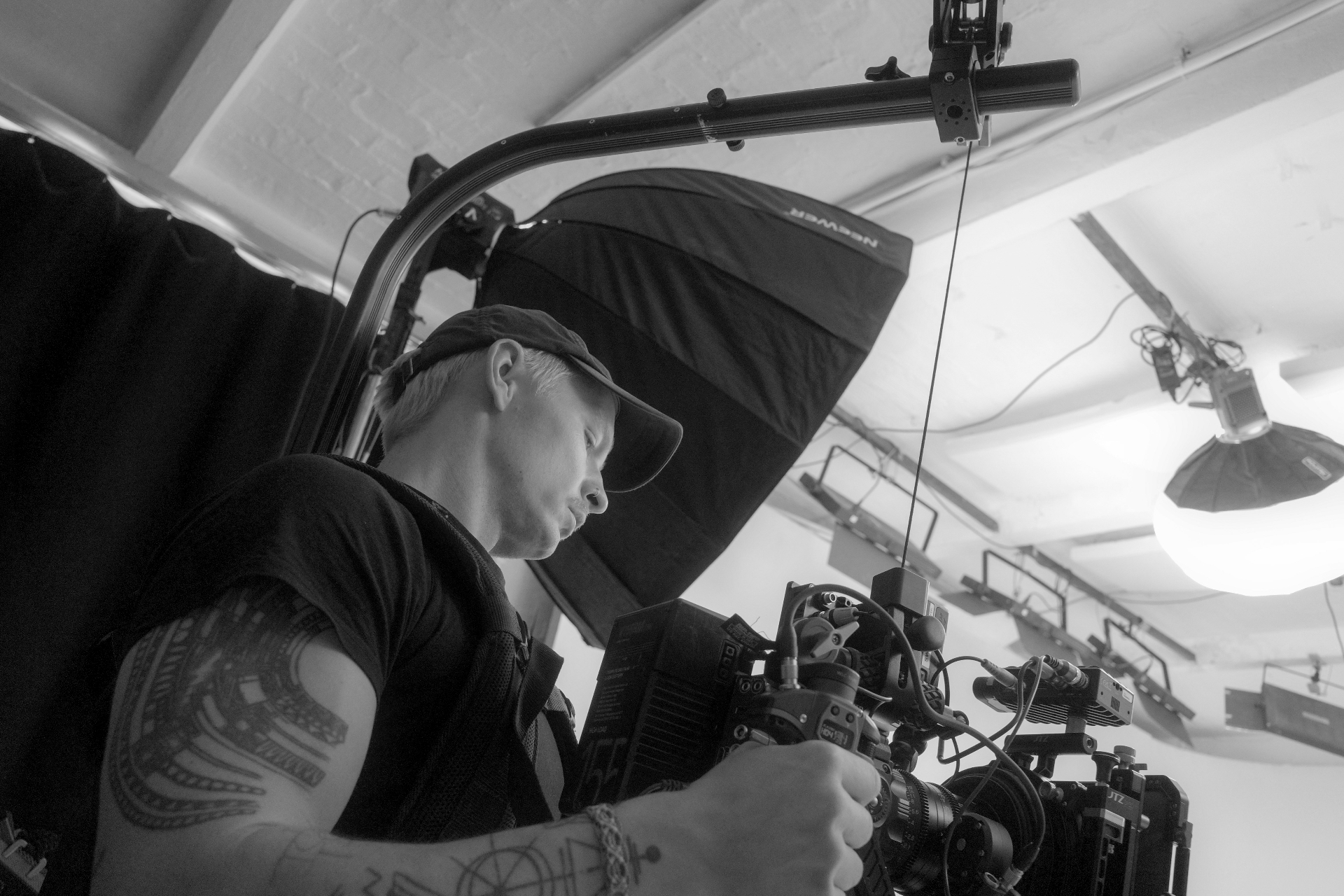 Philip Neugebauer am Set mit ARRI Kamera, cinematic Lichtsetup