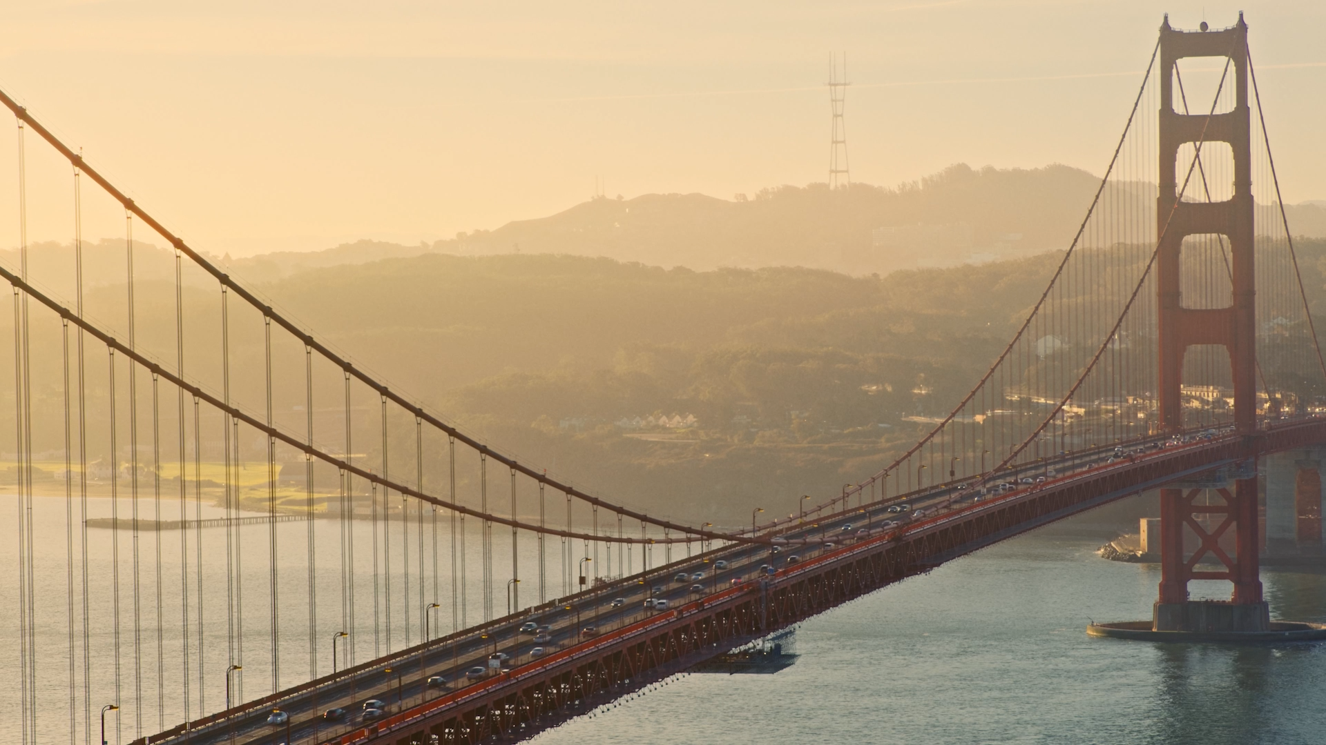 Golden Gate Bridge bei Sonnenuntergang, warmes Grading